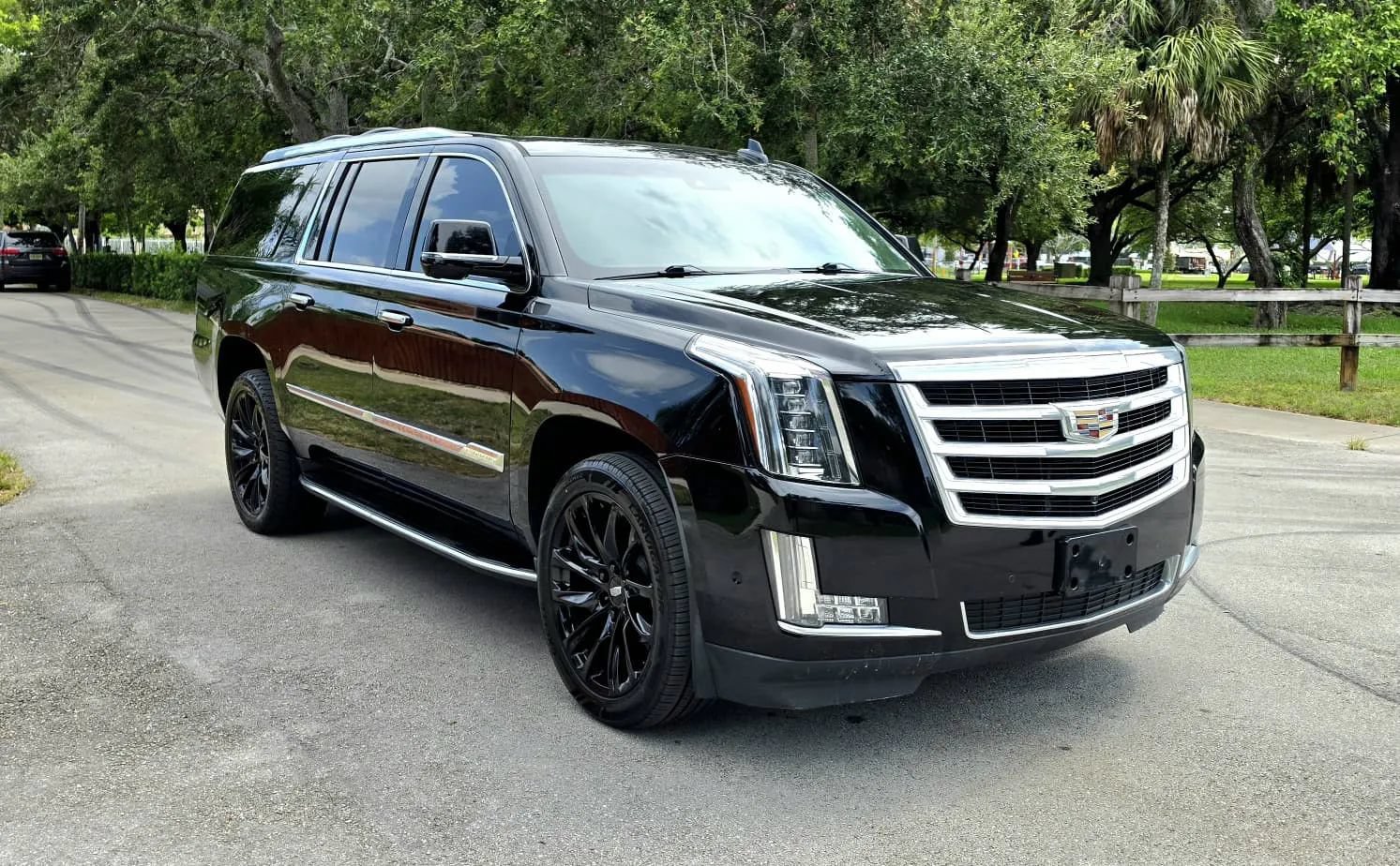 Used 2017 Cadillac Escalade ESV Luxury AWD/4WD image 3