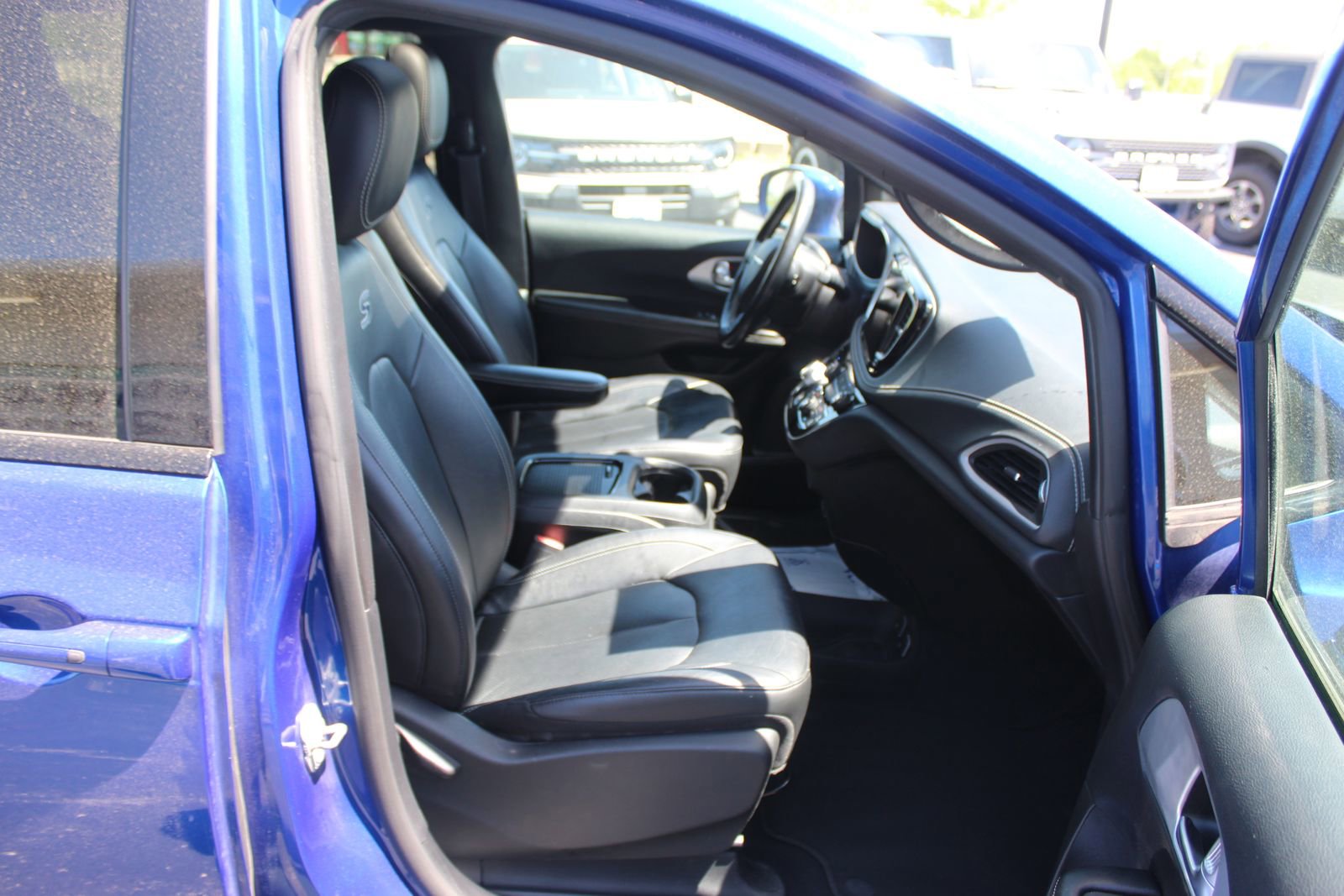 Used 2021 Chrysler Pacifica Touring-L w/ Uconnect Theater Family Group FWD image 12