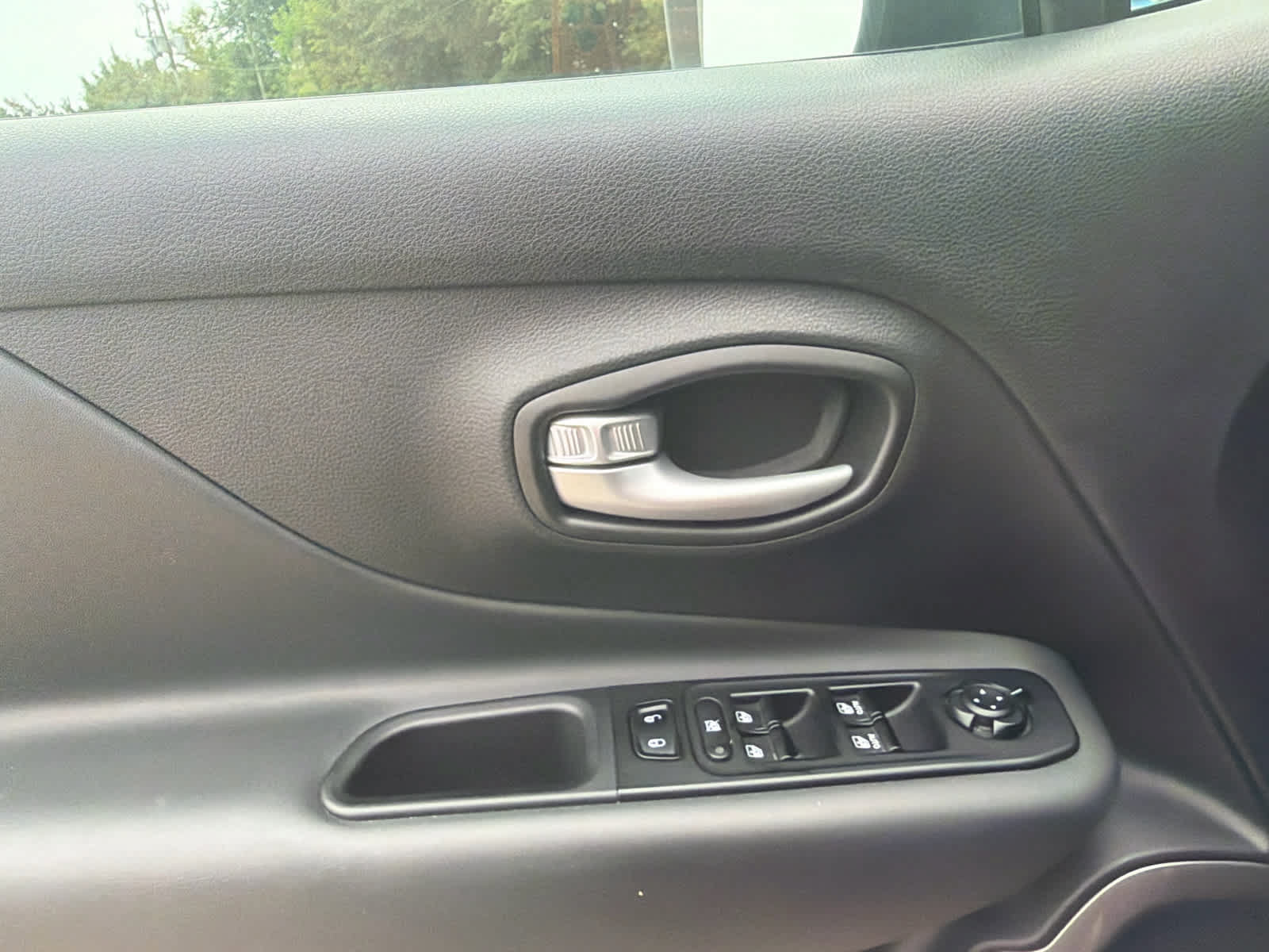Used 2023 Jeep Renegade Latitude AWD/4WD image 18