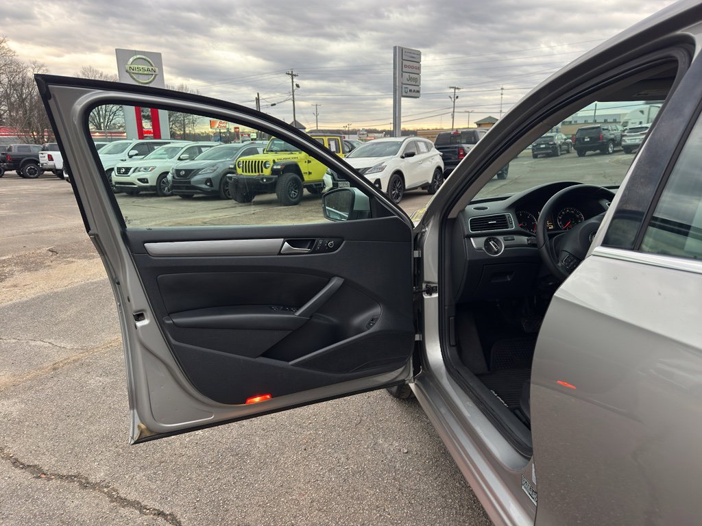 Used 2014 Volkswagen Passat TDI SE image 18