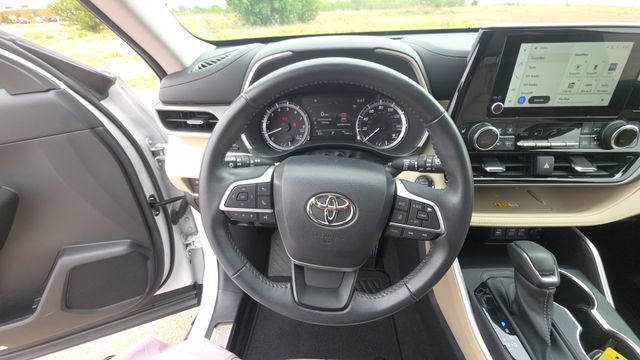 Used 2023 Toyota Highlander XLE AWD/4WD image 25