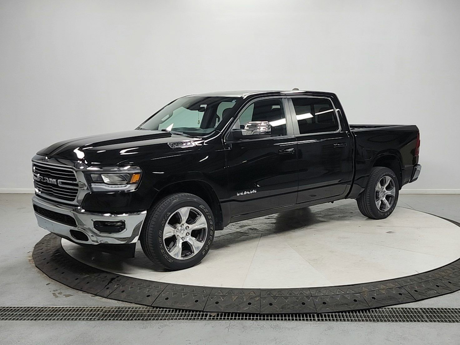 Used 2023 RAM 1500 Laramie AWD/4WD image 3