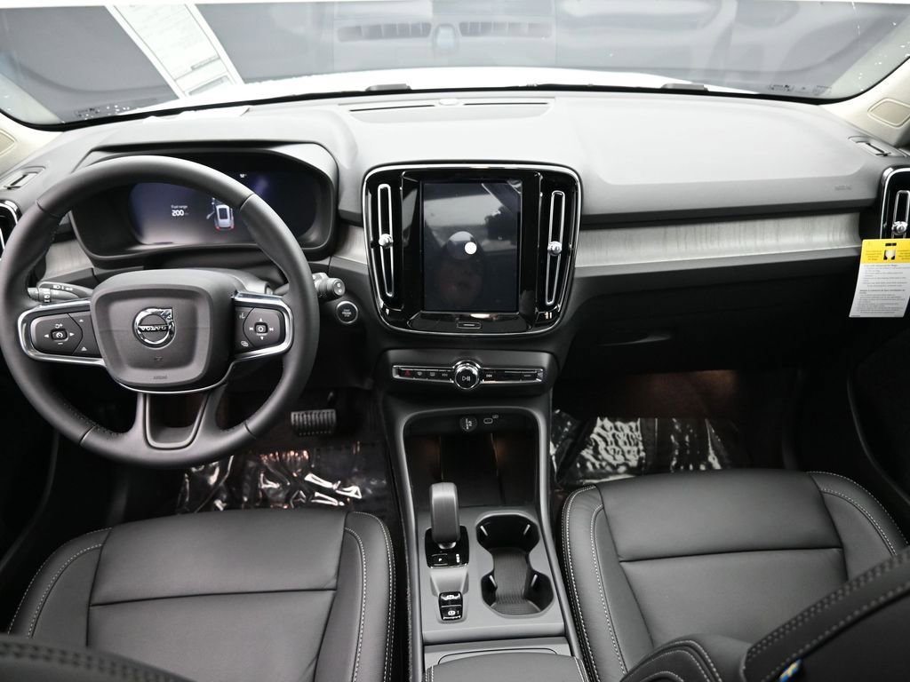 New 2025 Volvo XC40 B5 Core w/ Protection Package Premier image 18