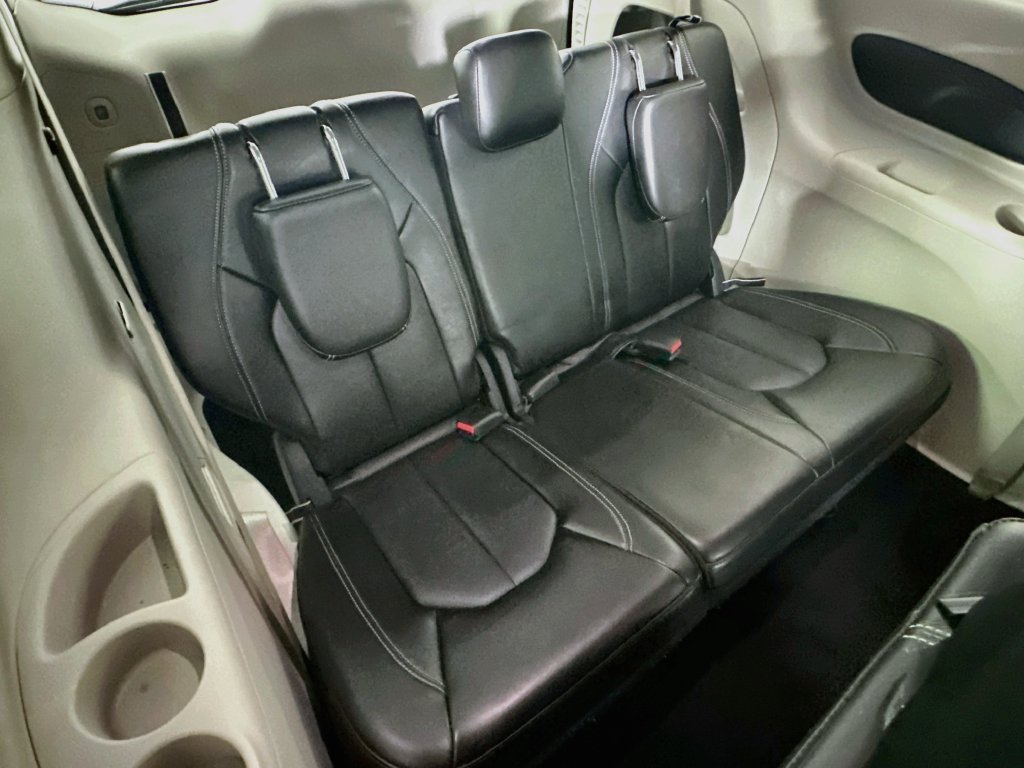Certified 2024 Chrysler Pacifica Touring-L FWD image 37