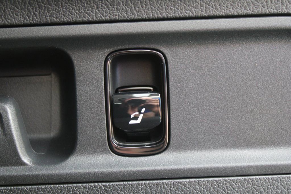 Used 2025 Mercedes-Benz GLC 350e image 10