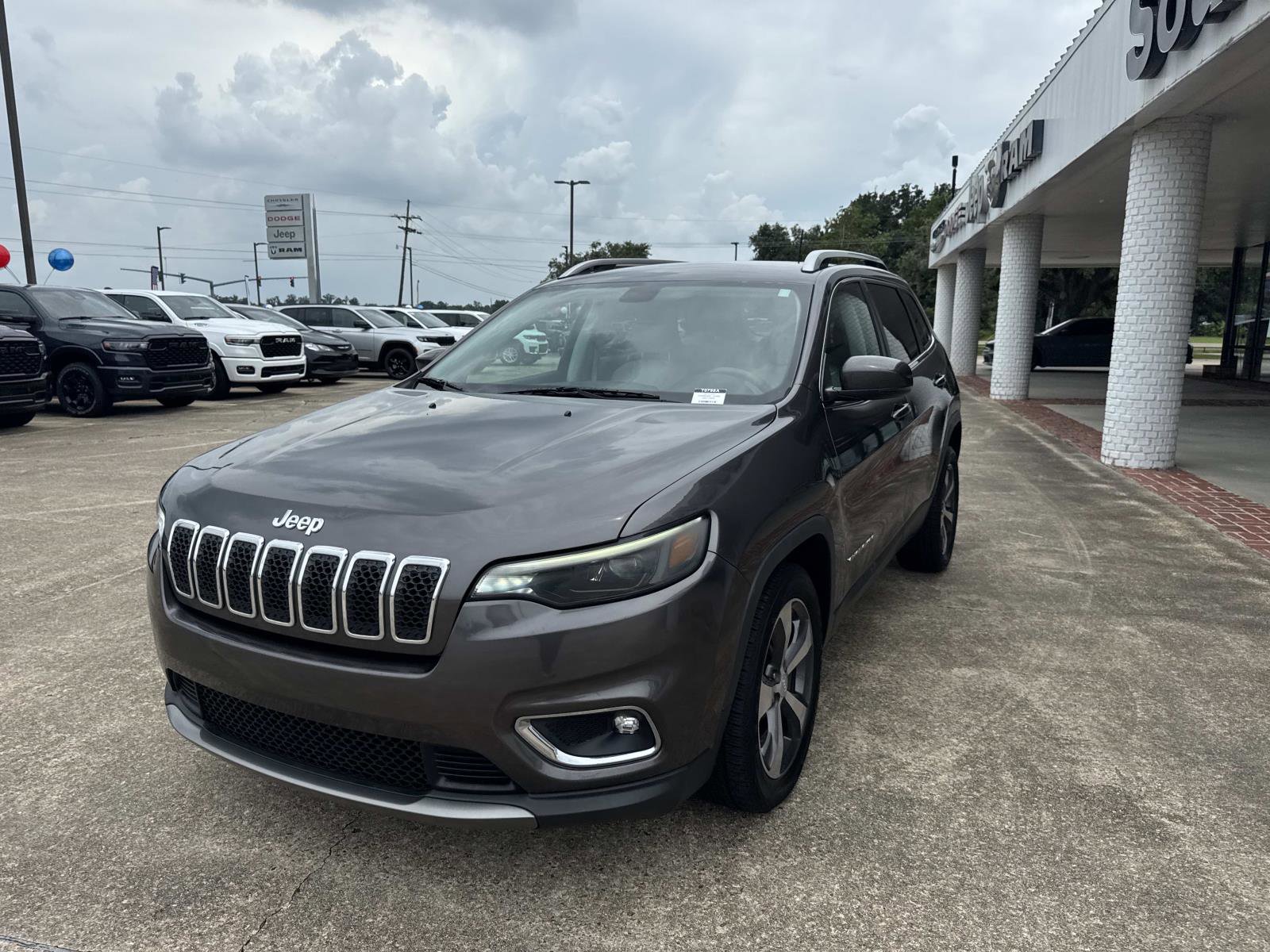 Used 2019 Jeep Cherokee Limited image 3