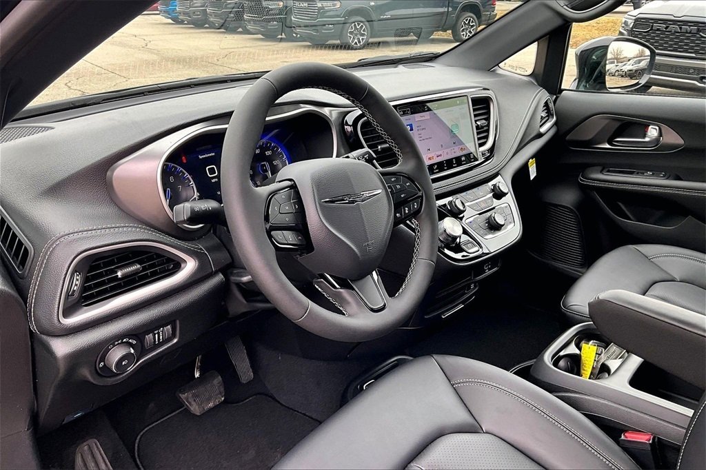 New 2026 Chrysler Pacifica Select image 6