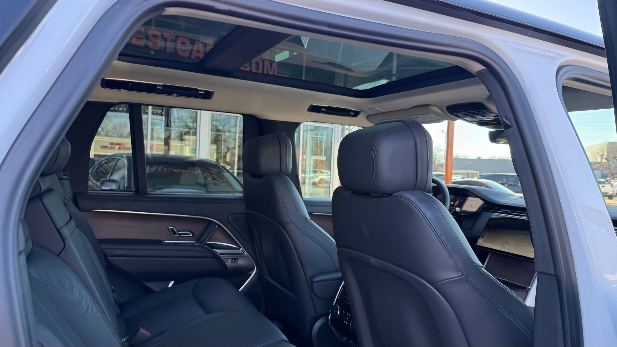 Used 2025 Land Rover Range Rover SE image 19