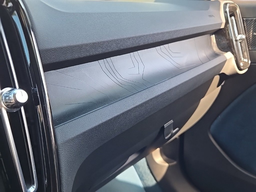 Certified 2023 Volvo XC40 Recharge Ultimate image 18