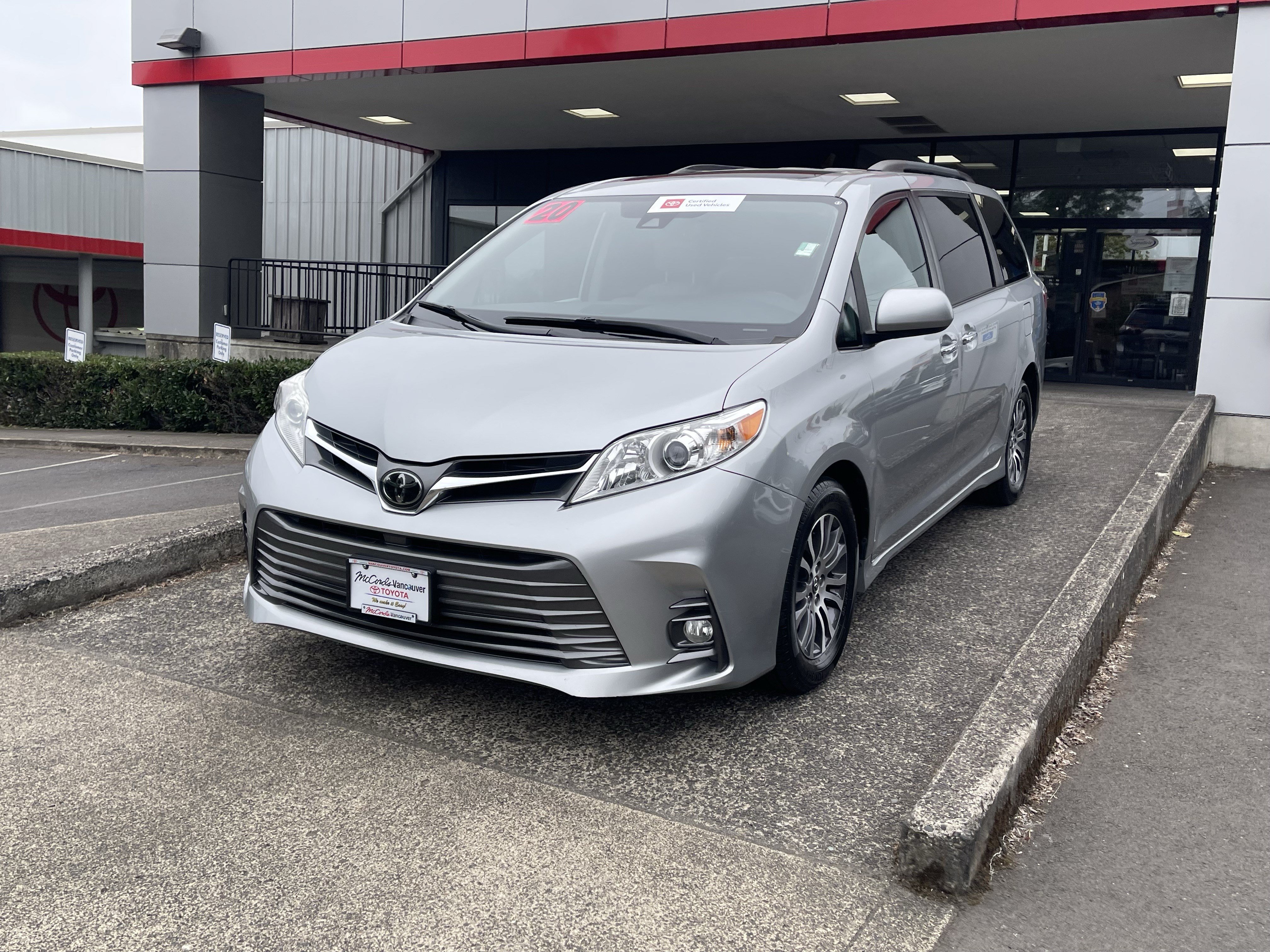 Certified 2020 Toyota Sienna XLE FWD image 3