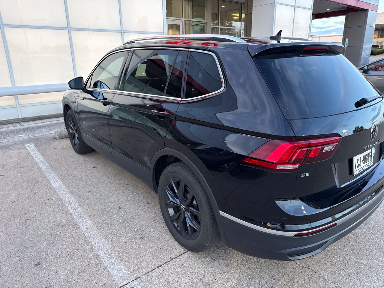 Used 2024 Volkswagen Tiguan SE w/ Panoramic Sunroof Package FWD image 5