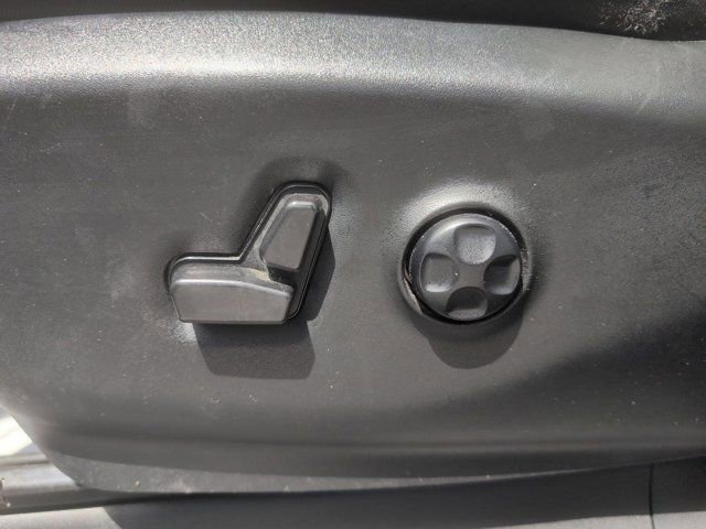 Used 2025 Chrysler Pacifica Select image 14