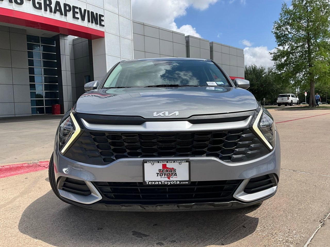Used 2025 Kia Sportage LX image 3