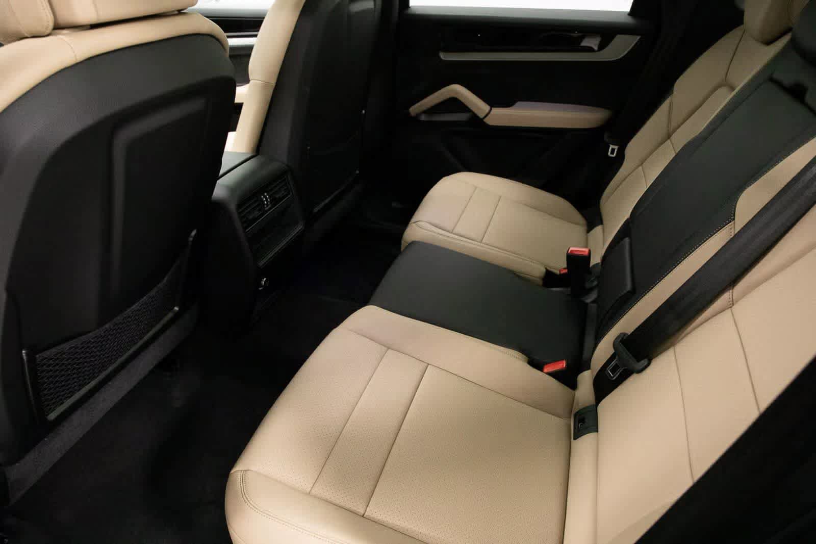Certified 2025 Porsche Cayenne AWD/4WD image 28
