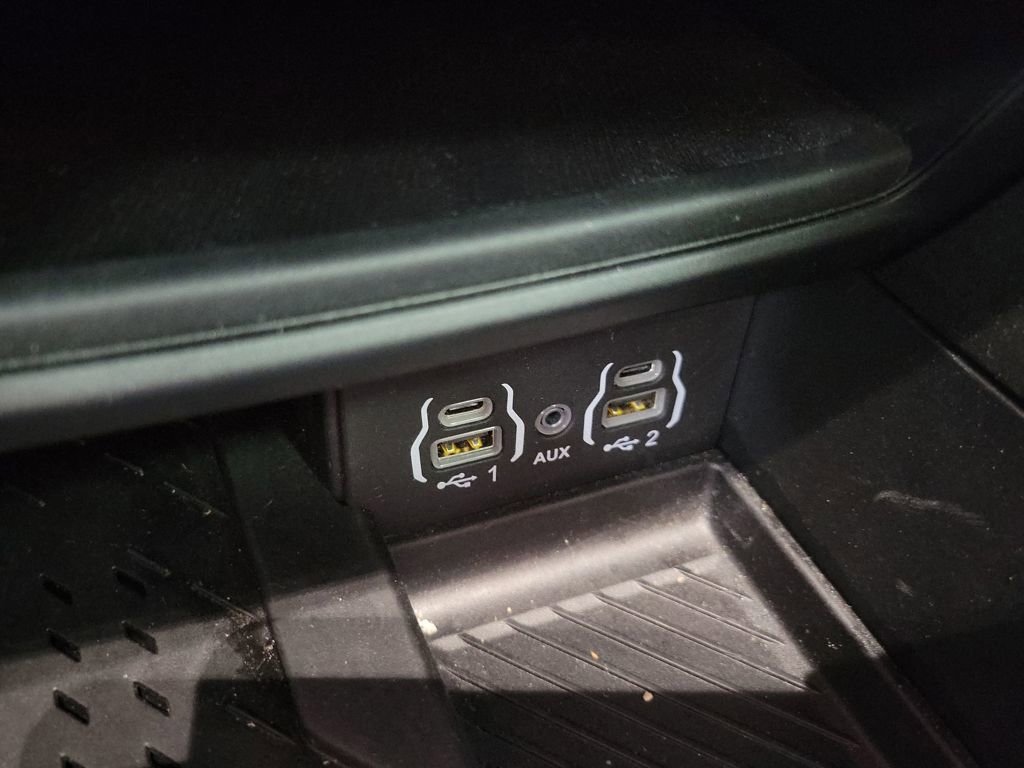 Used 2025 Chrysler Pacifica Limited image 37