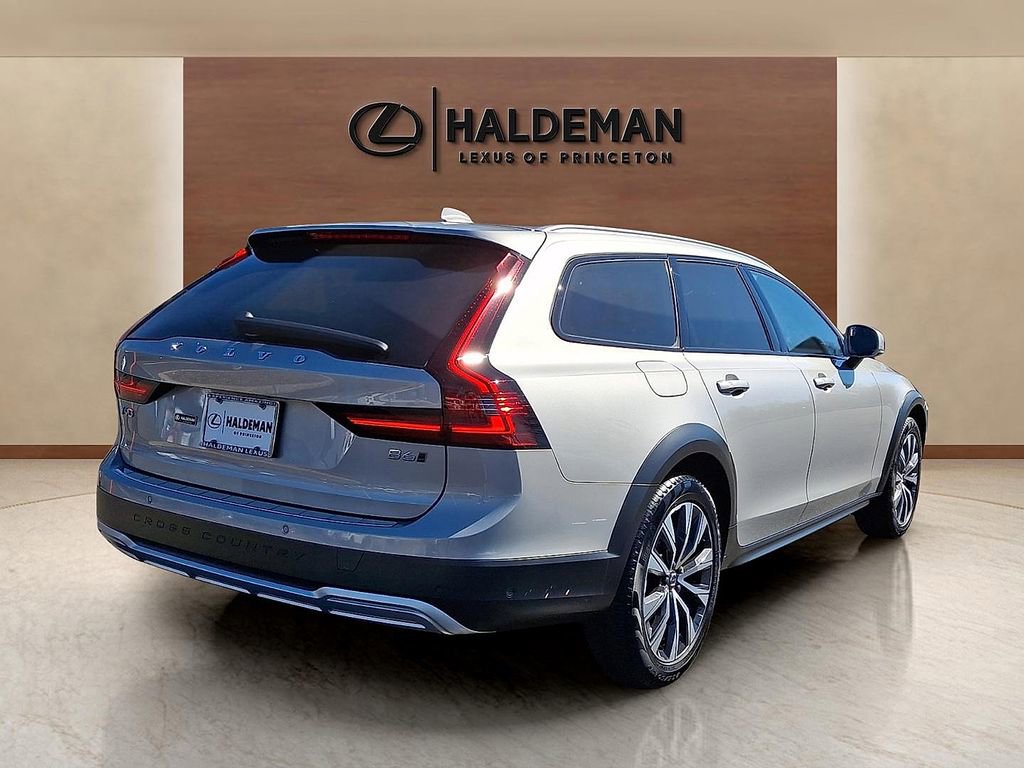 Used 2025 Volvo V90 B6 Cross Country Plus w/ Protection Package Premier image 11