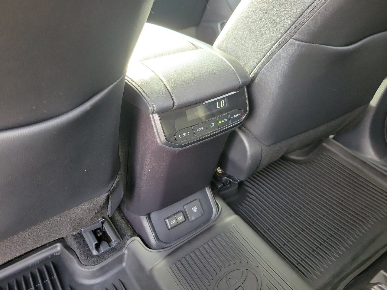 Used 2026 Toyota Highlander Limited AWD/4WD image 12