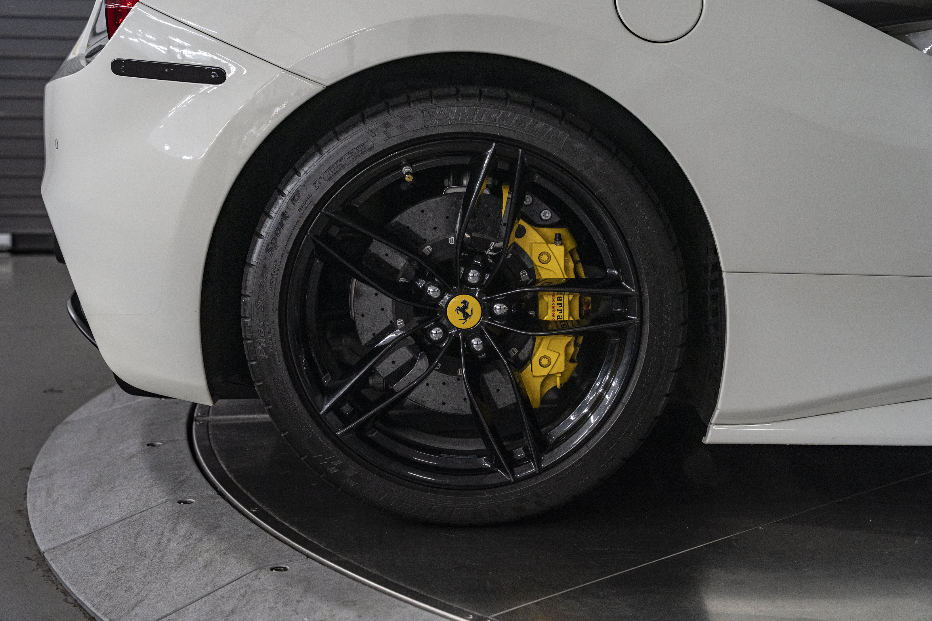 Used 2018 Ferrari 488 GTB RWD image 16