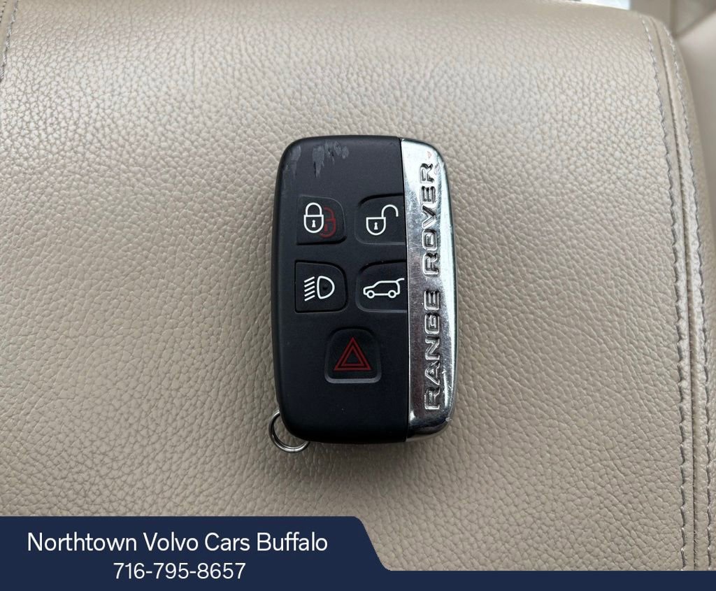 Used 2017 Land Rover Range Rover Evoque SE AWD/4WD image 32