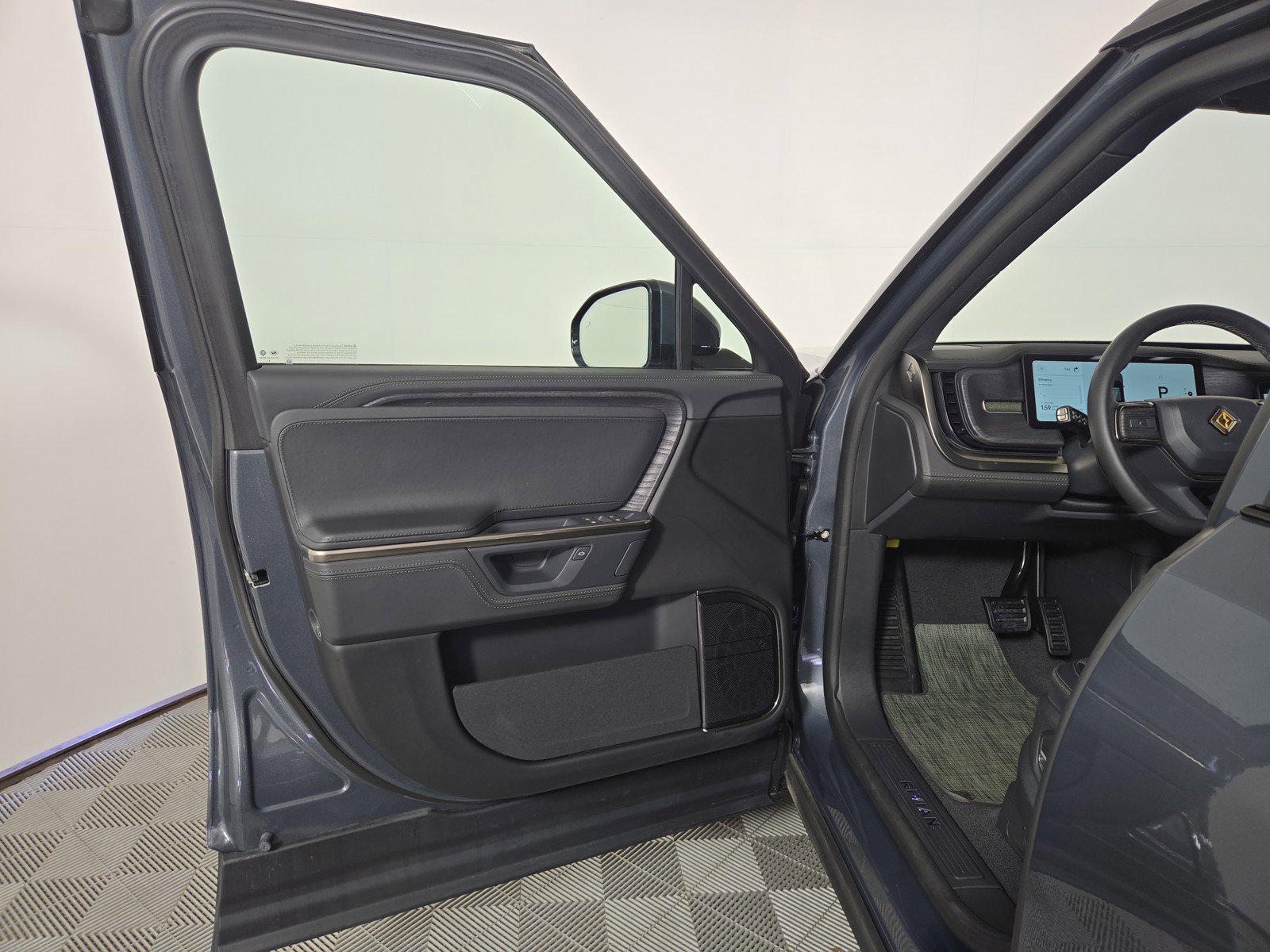 Used 2025 Rivian R1S Adventure image 16