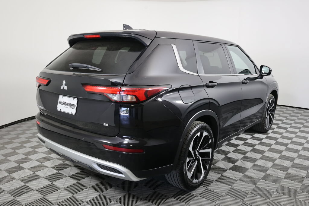 Used 2024 Mitsubishi Outlander SE AWD/4WD image 2
