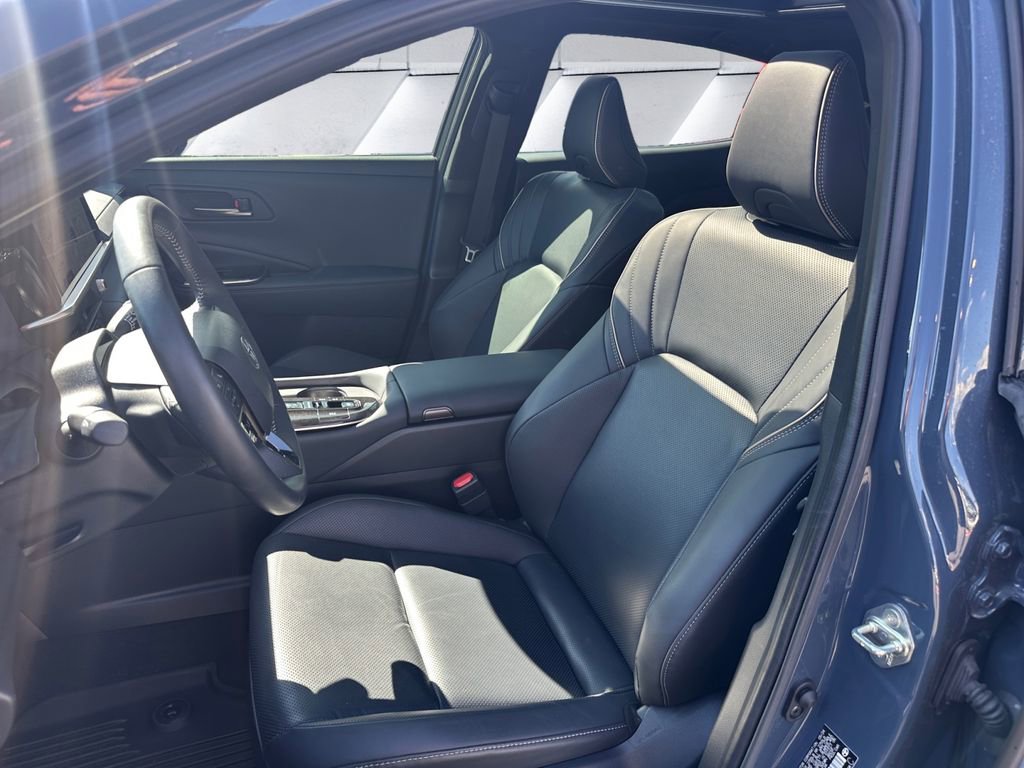 Used 2025 Toyota Crown Limited w/ Advanced Technology Package image 8