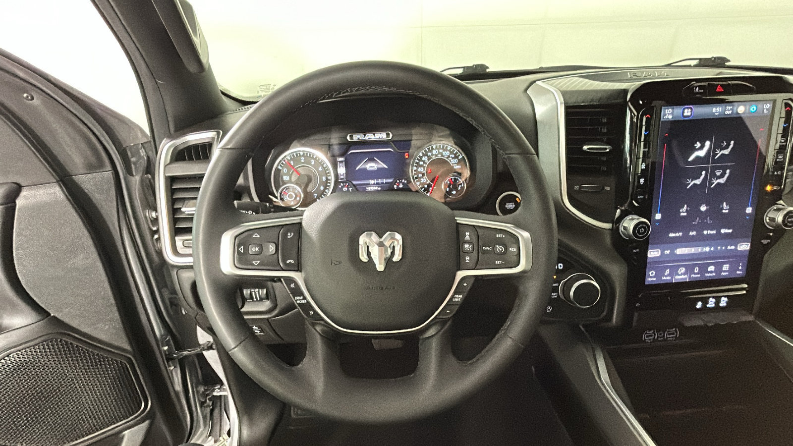 Used 2025 RAM 1500 4x4 Crew Cab image 17