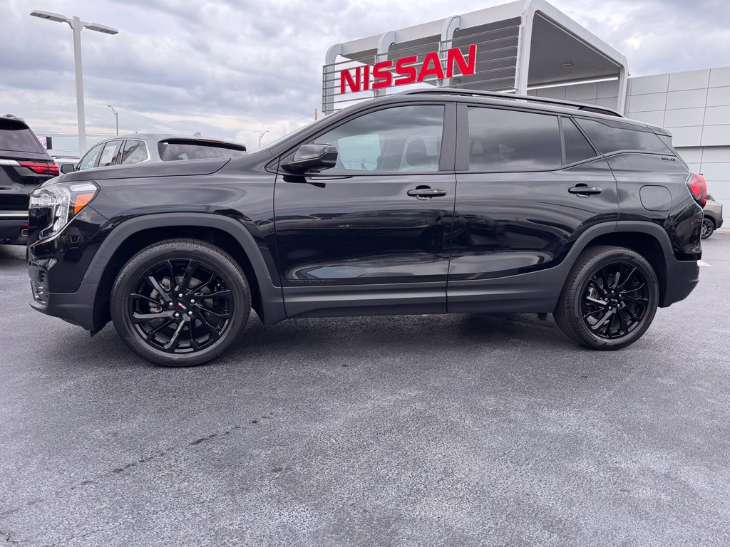 Used 2024 GMC Terrain SLE w/ Driver Convenience Package FWD image 2
