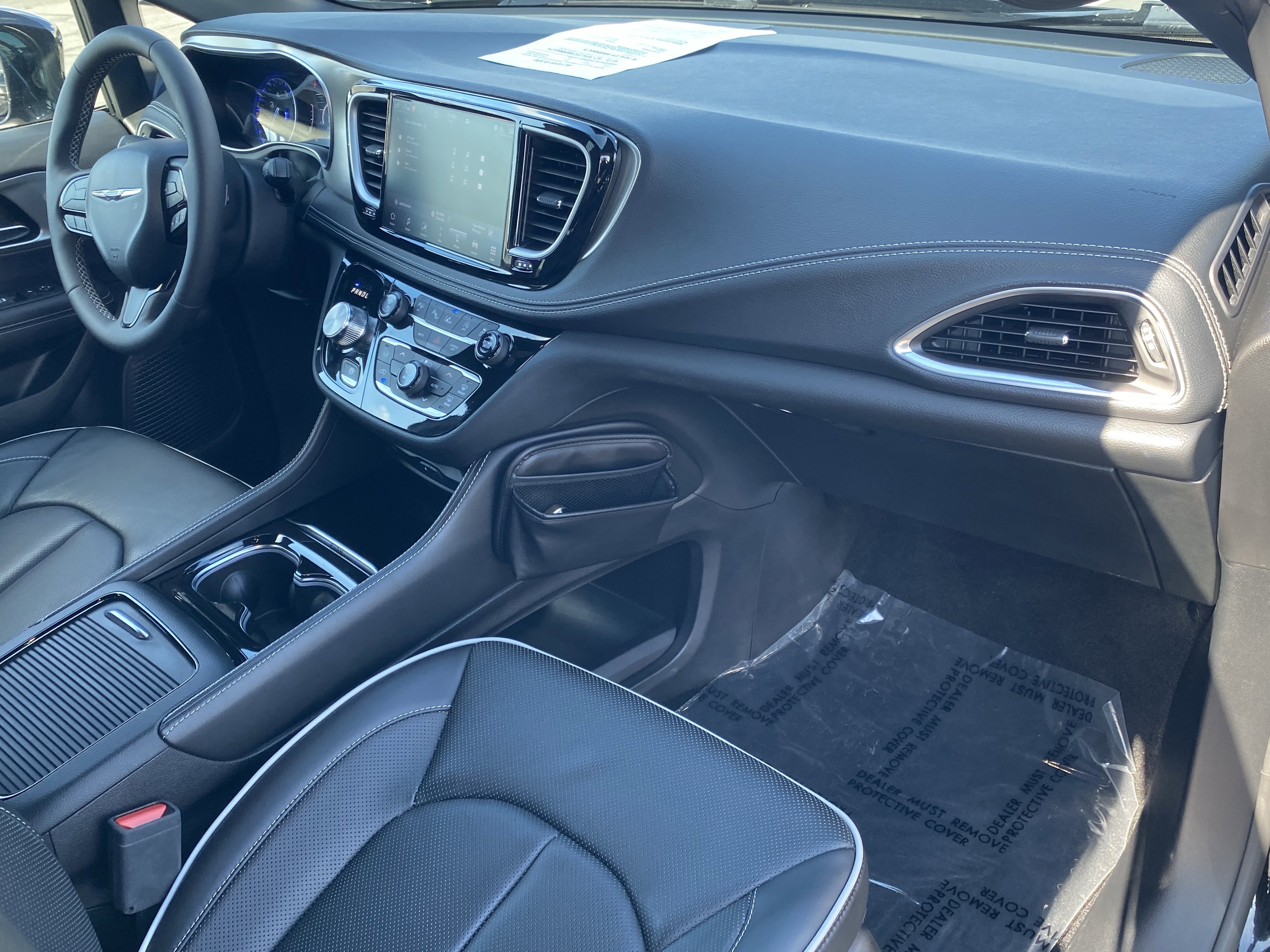 Used 2024 Chrysler Pacifica Limited w/ Uconnect Theater Family Group image 10