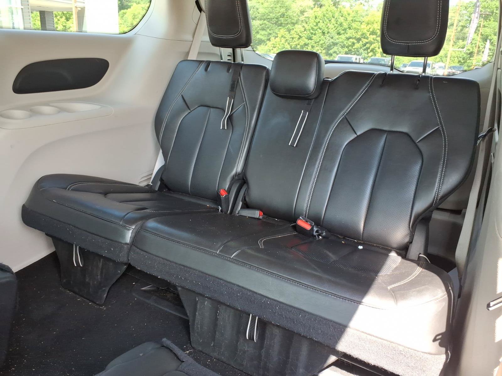 Used 2024 Chrysler Pacifica Touring-L FWD image 14