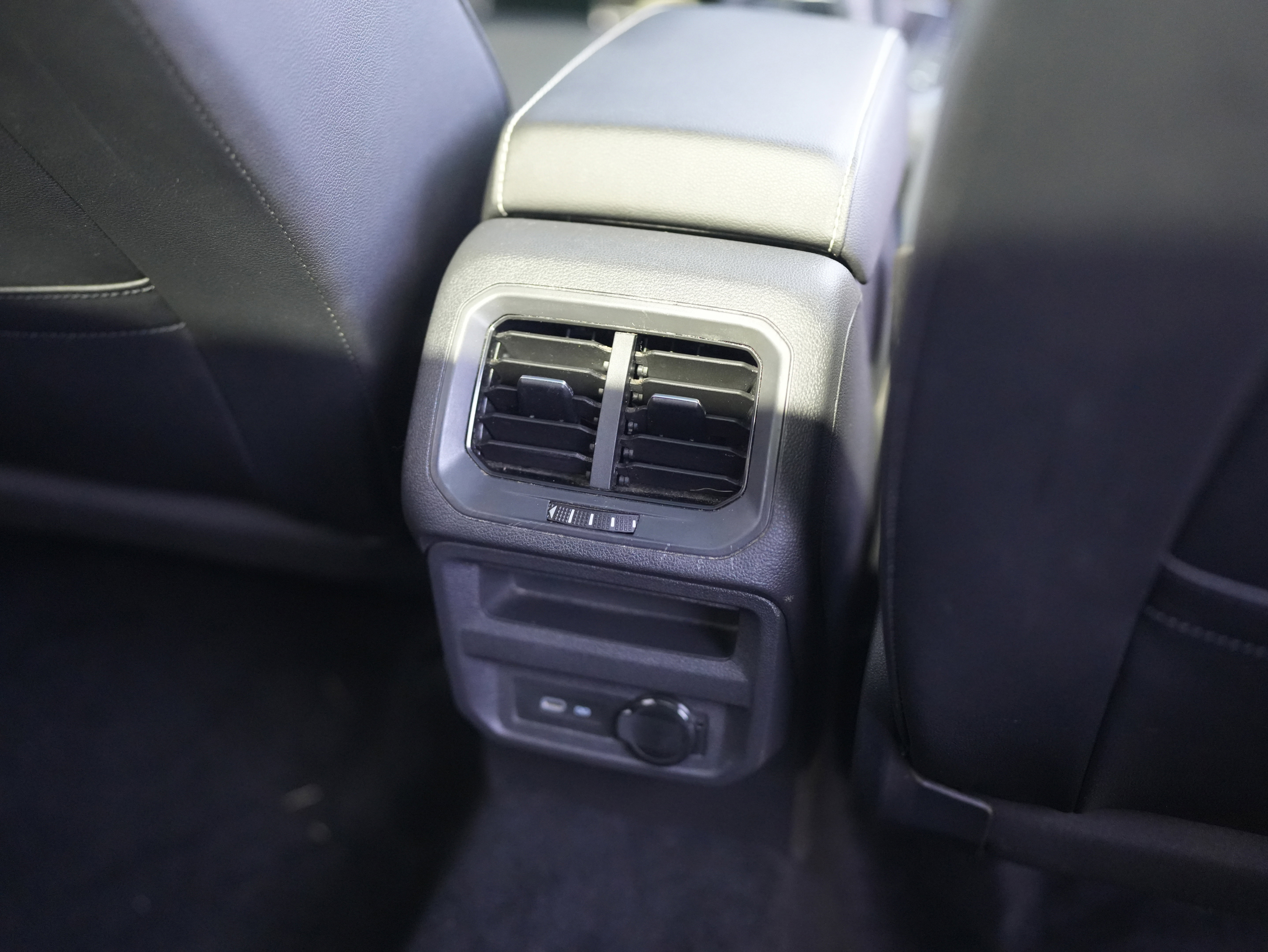 Certified 2021 Volkswagen Tiguan SE R-Line image 29