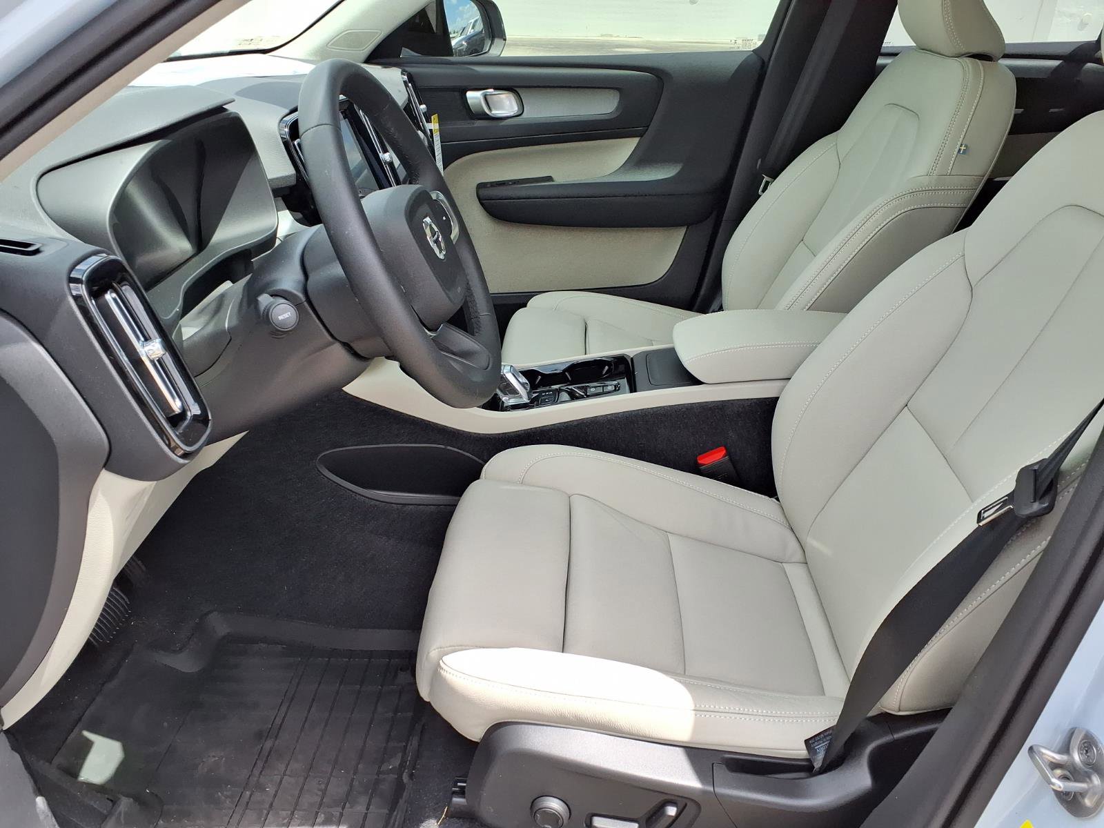 New 2026 Volvo XC40 B5 Plus w/ Protection Package Premier AWD/4WD image 13