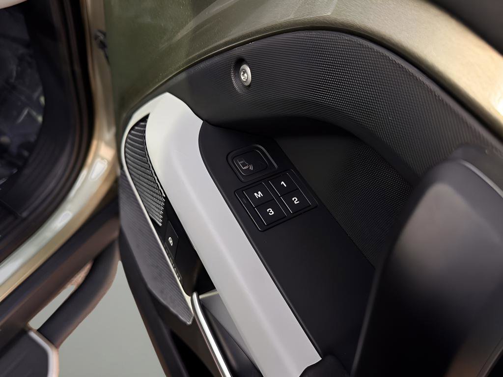 Used 2020 Land Rover Defender 110 SE image 23