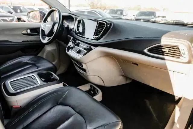 Used 2021 Chrysler Pacifica Touring-L image 14