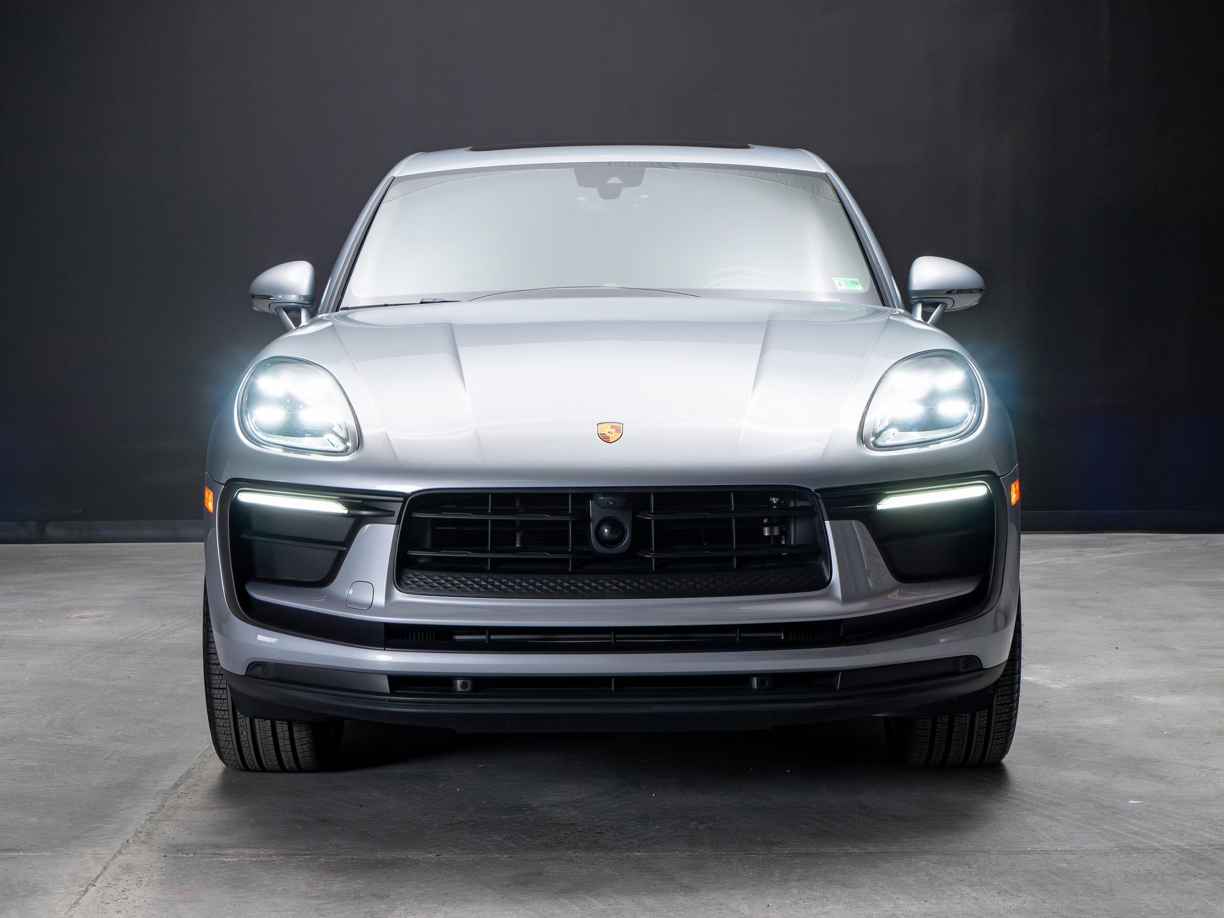 Certified 2025 Porsche Macan AWD/4WD image 10