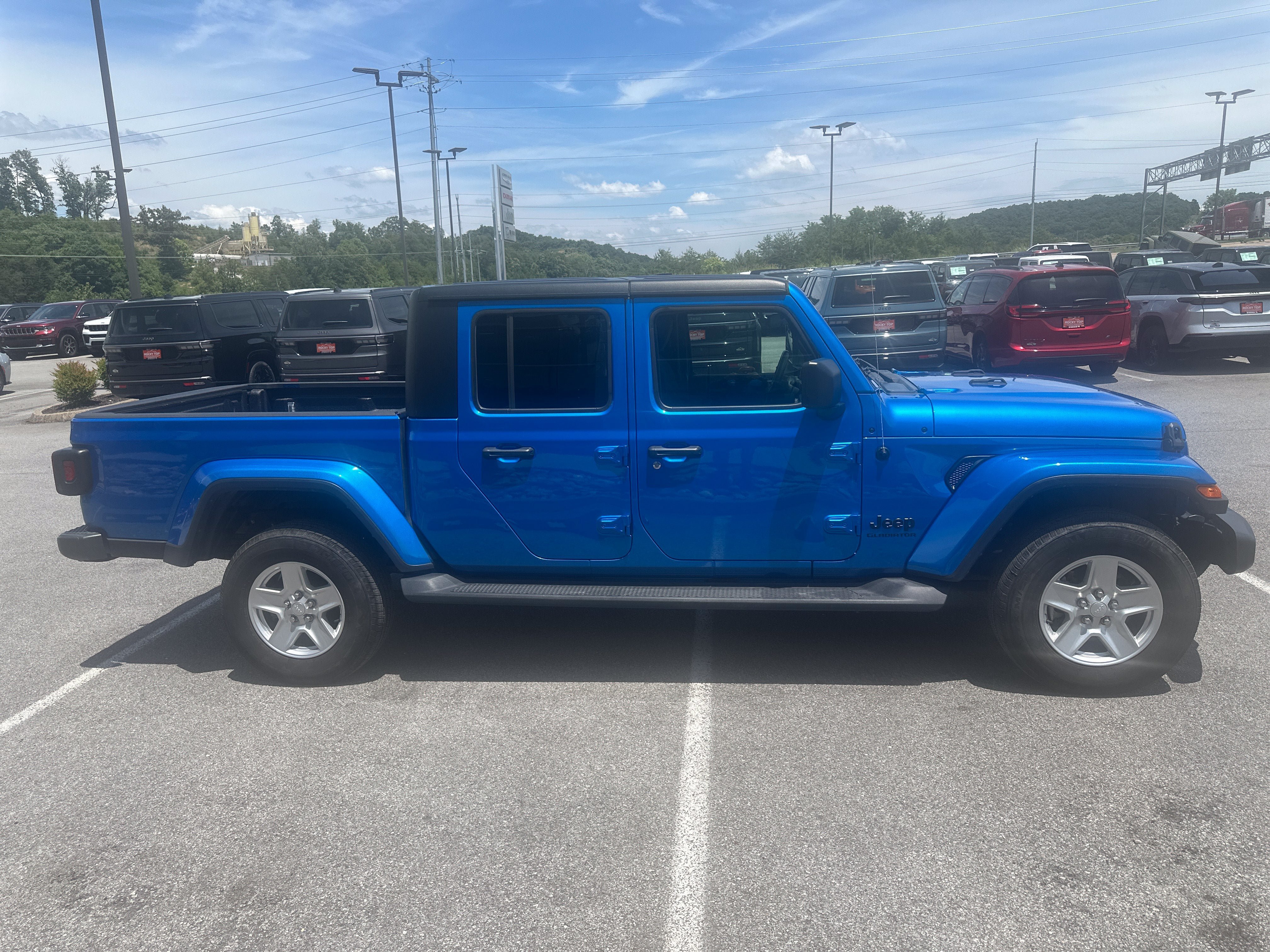 Used 2022 Jeep Gladiator Sport AWD/4WD image 6