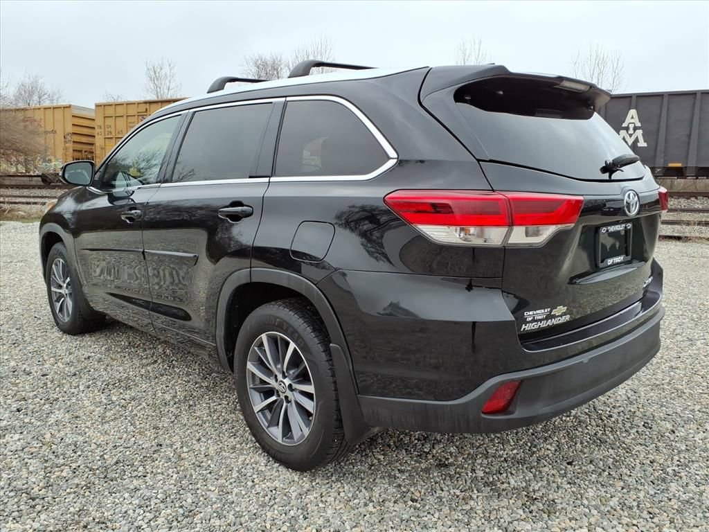 Used 2017 Toyota Highlander XLE image 5
