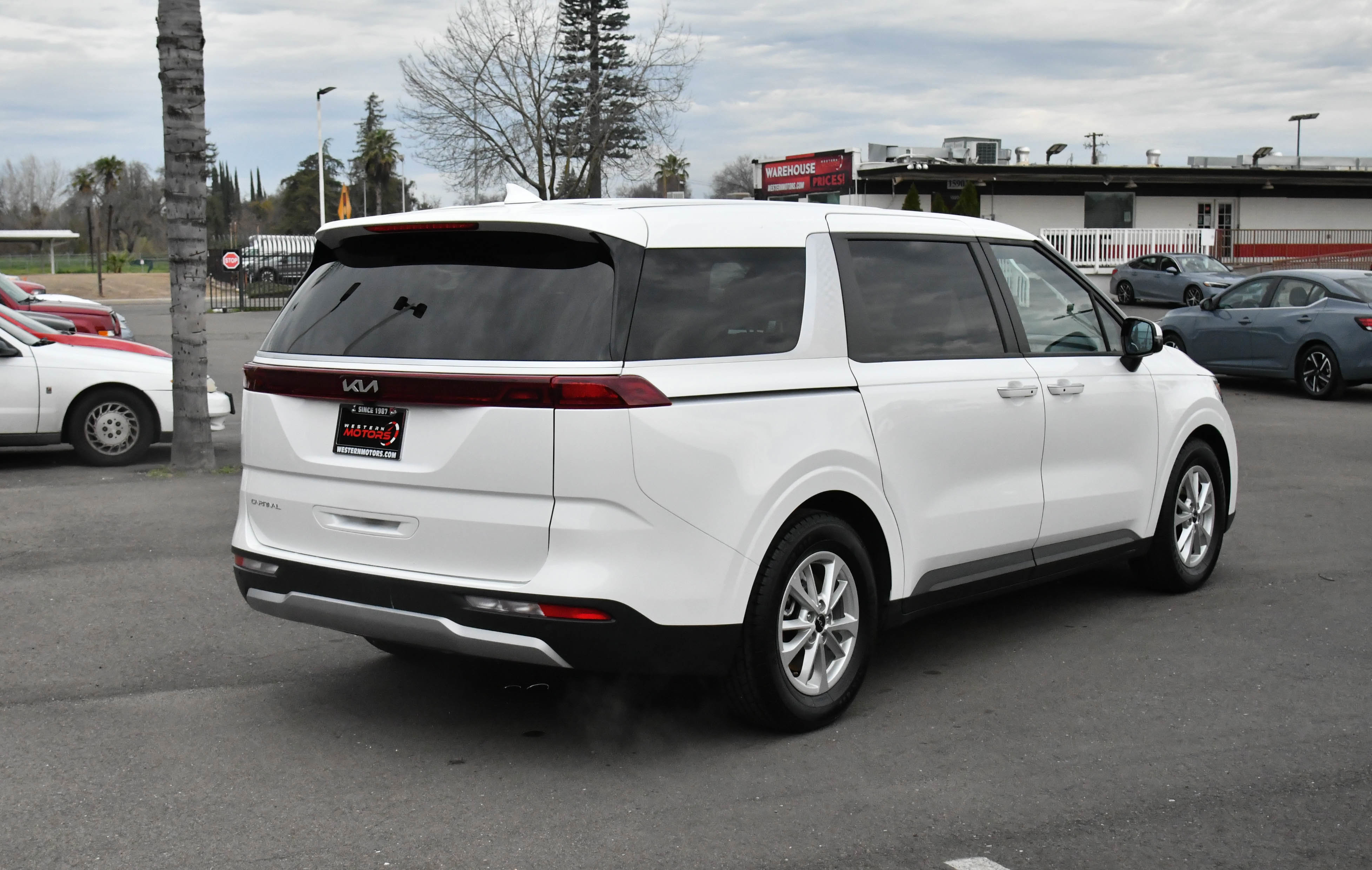 Used 2024 Kia Carnival LX image 8