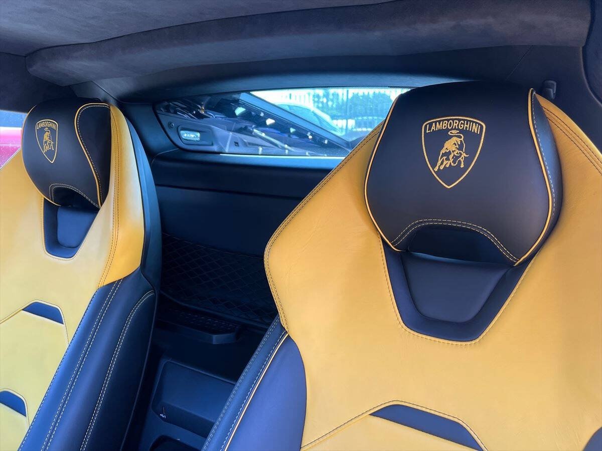 Used 2020 Lamborghini Huracan EVO AWD/4WD image 12