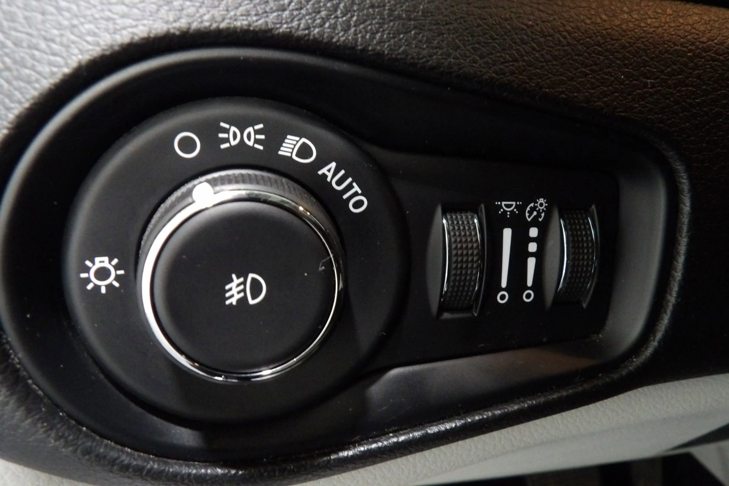 Used 2021 Jeep Renegade Limited w/ Sun & Sound Group AWD/4WD image 30