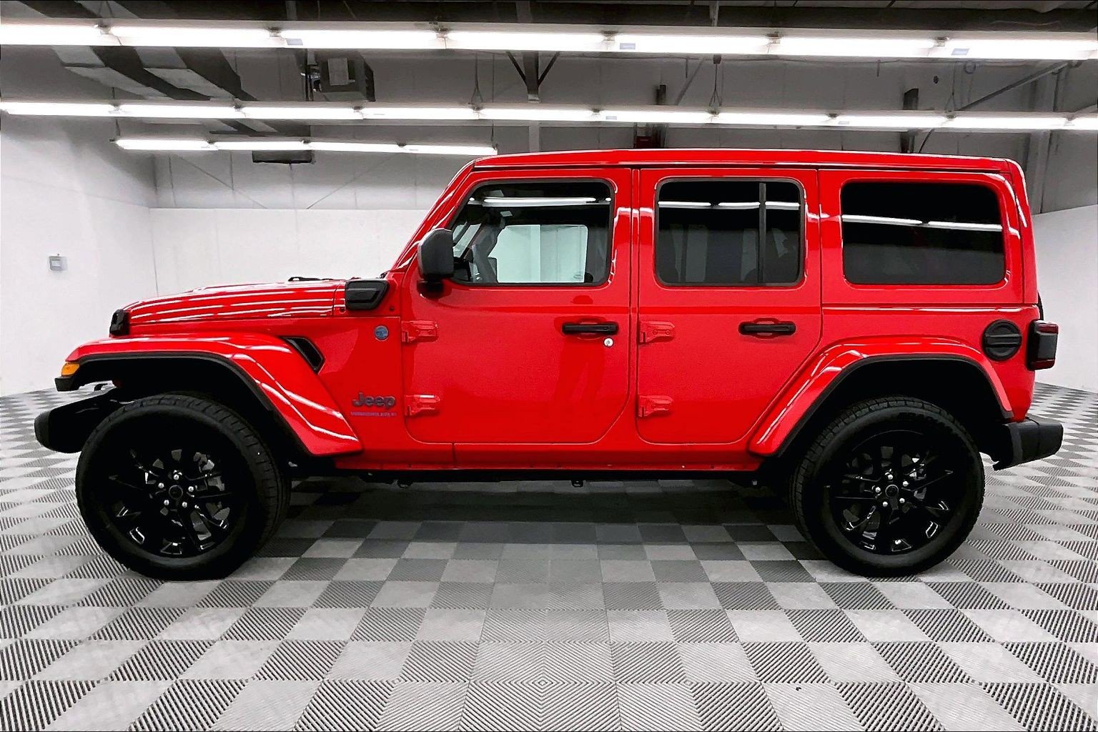 Used 2025 Jeep Wrangler Unlimited Sahara w/ Safety Group AWD/4WD image 15