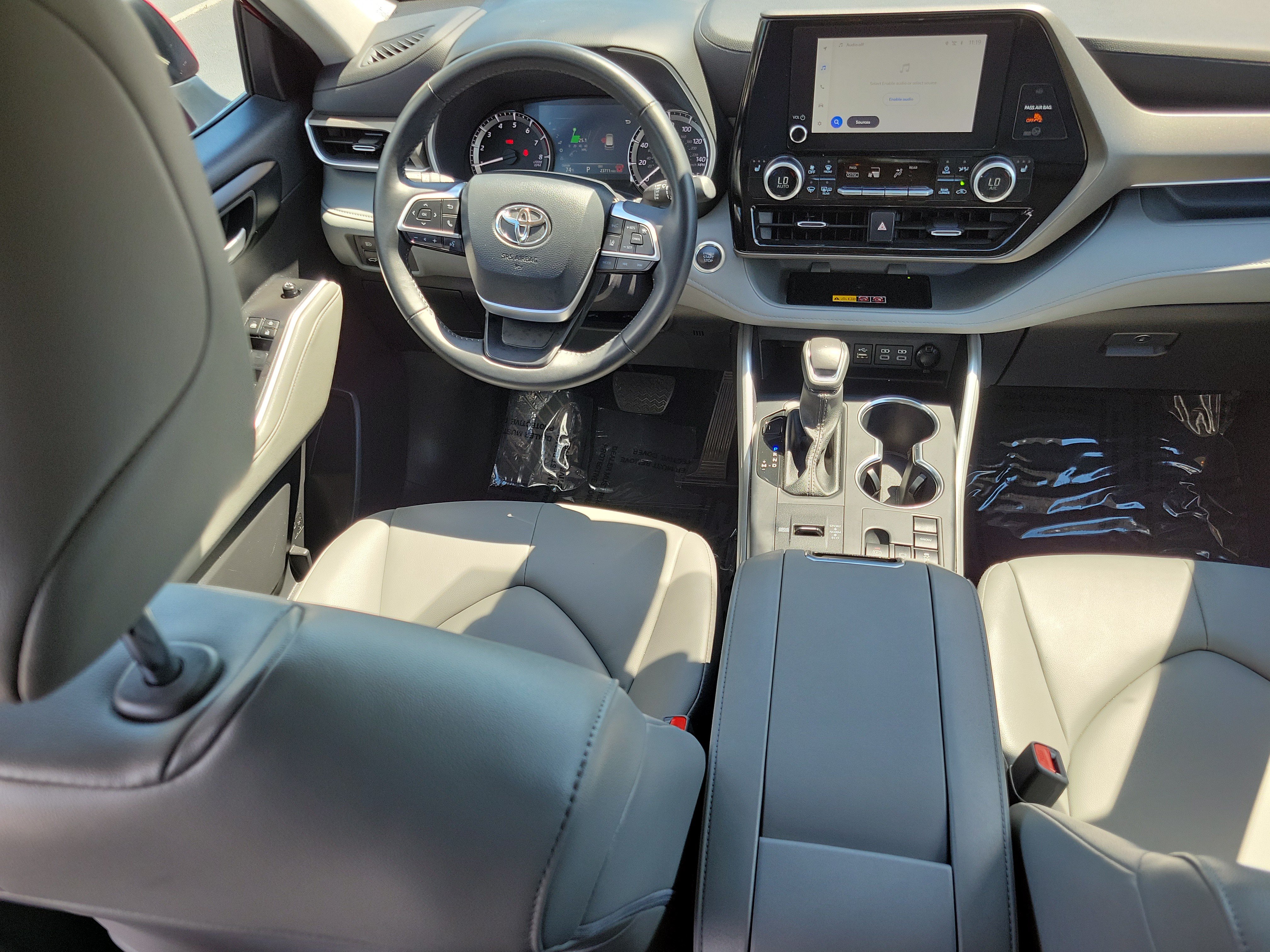 Certified 2025 Toyota Highlander XLE FWD image 17