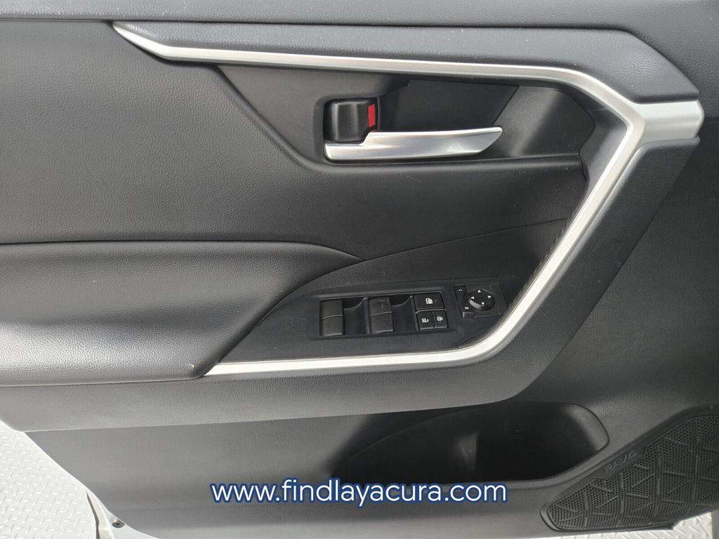 Used 2019 Toyota RAV4 XLE w/ Convenience Package FWD image 20