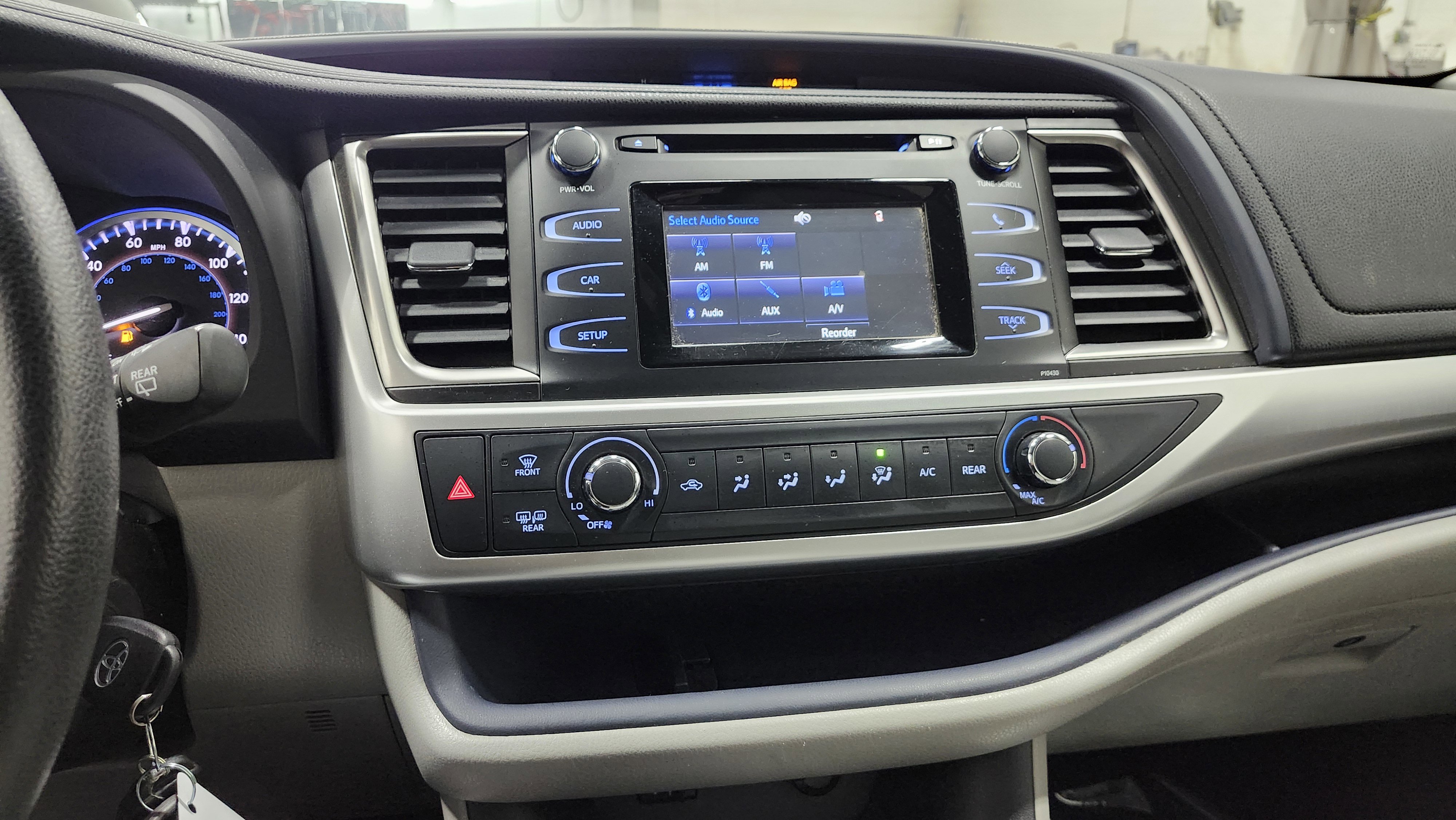 Used 2015 Toyota Highlander LE image 28