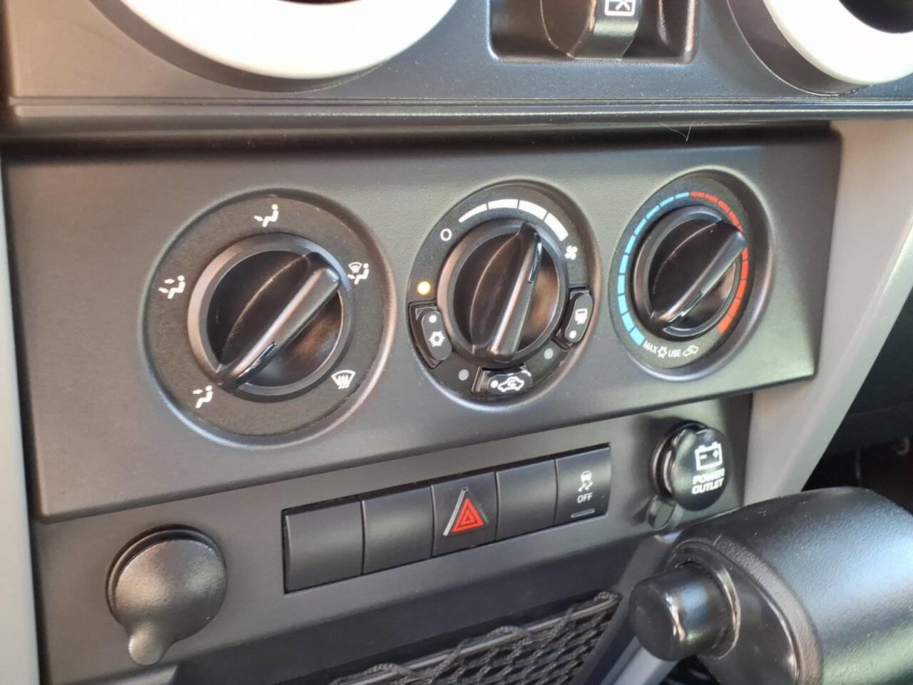 Used 2010 Jeep Wrangler Unlimited Sahara w/ Dual Top Group AWD/4WD image 17