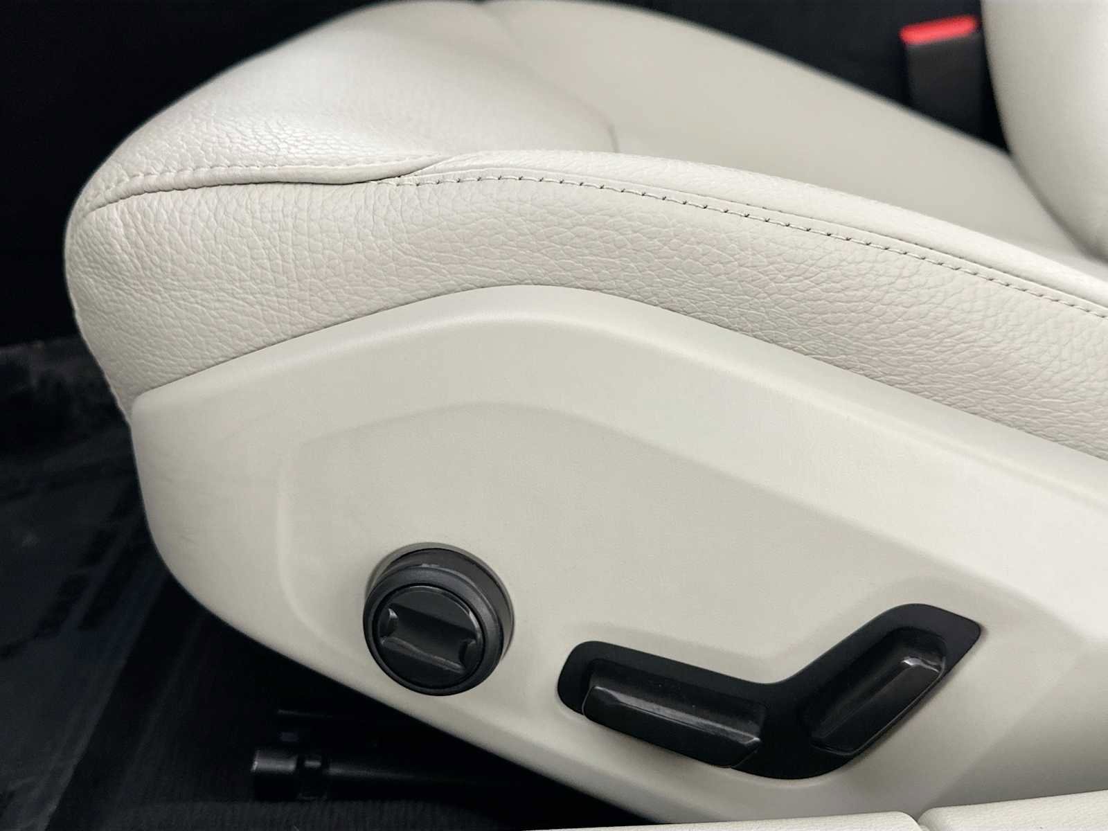 Used 2025 Volvo V60 B5 Cross Country Plus w/ Protection Package Premier image 18