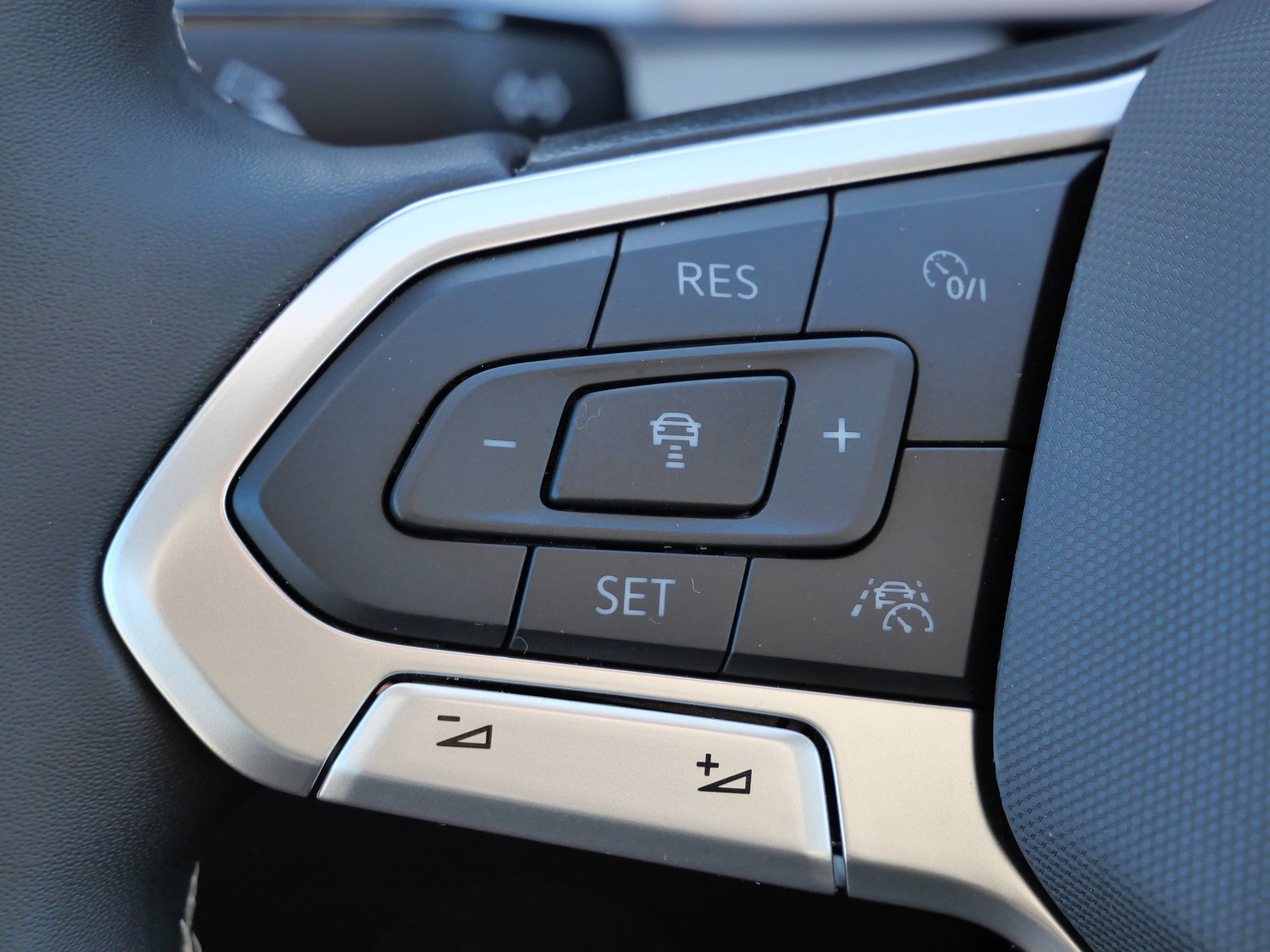 Certified 2025 Volkswagen Taos SE image 33