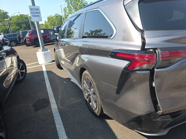 Used 2022 Toyota Sienna XSE w/ XSE Plus Package FWD image 16