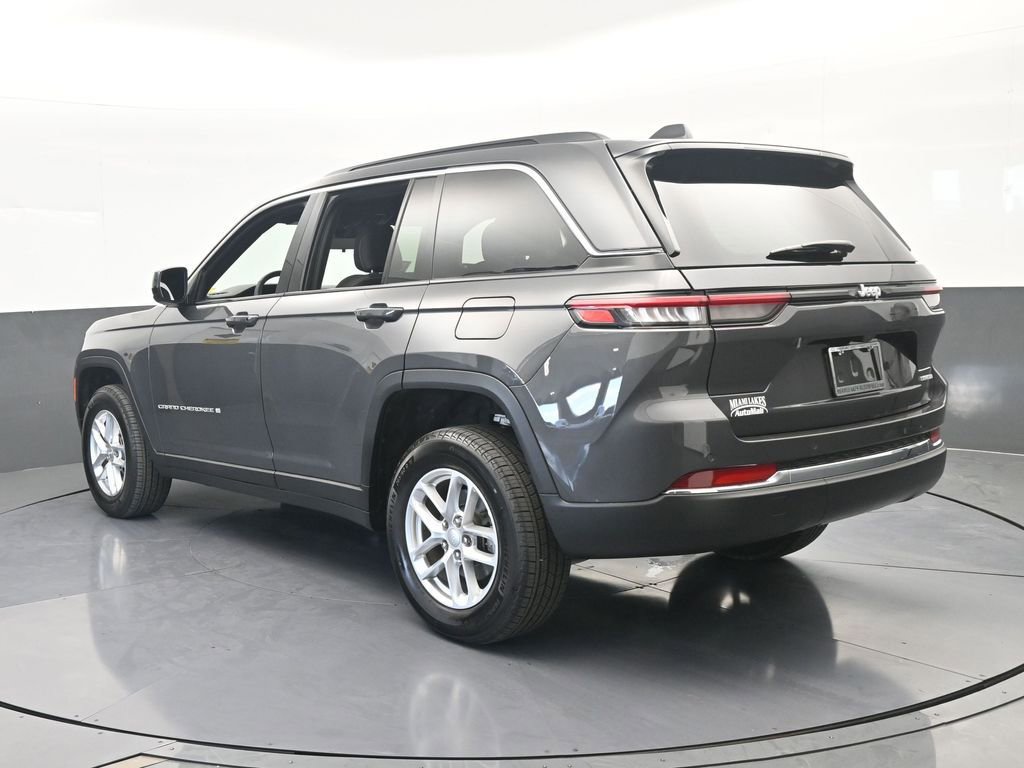 Used 2025 Jeep Grand Cherokee Laredo X RWD image 4