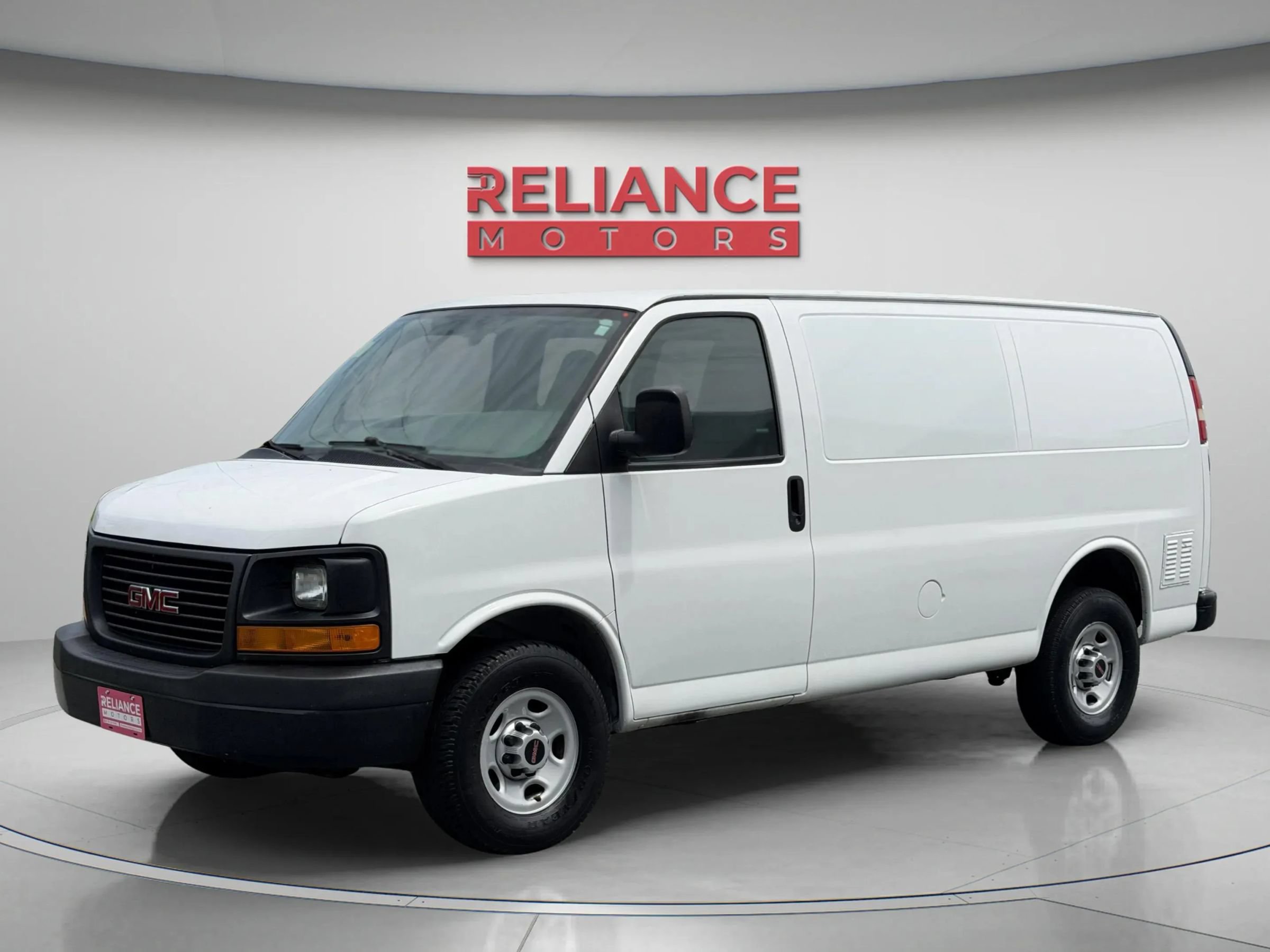 Used 2015 GMC Savana 3500 RWD image 2